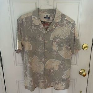Mens XL slim fit short sleeve button down shirt in excellent condition.